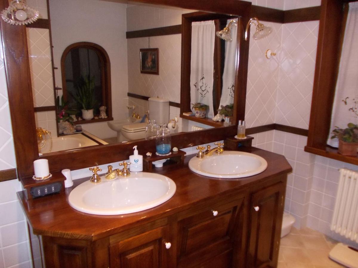 Les Hirondelles Bed & Breakfast Fenis Eksteriør bilde